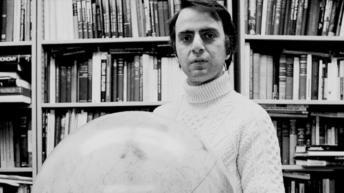 รูปภาพในบทความ “คาร์ล เซแกน” อ่านหนังสืออะไร?