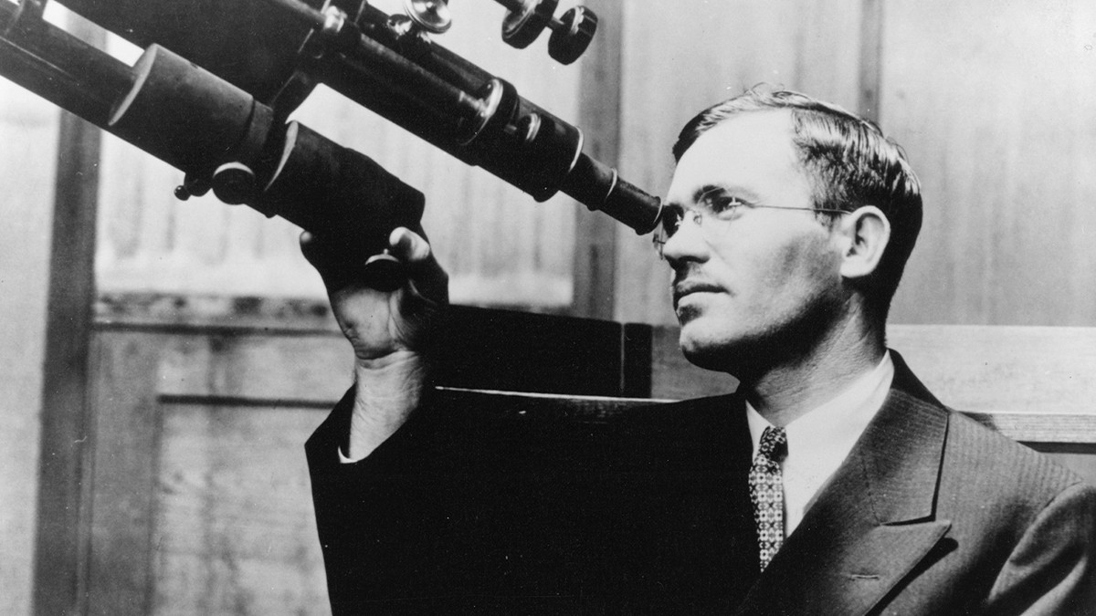 รูปภาพในบทความ ไคลด์ ทอมบอ (Clyde Tombaugh) จากลูกชาวไร่สู่ดาวพลูโต