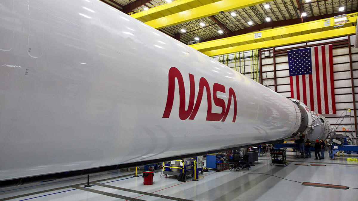 รูปภาพในบทความ การจากไปและการกลับมาของโลโก้ตัวหนอน NASA