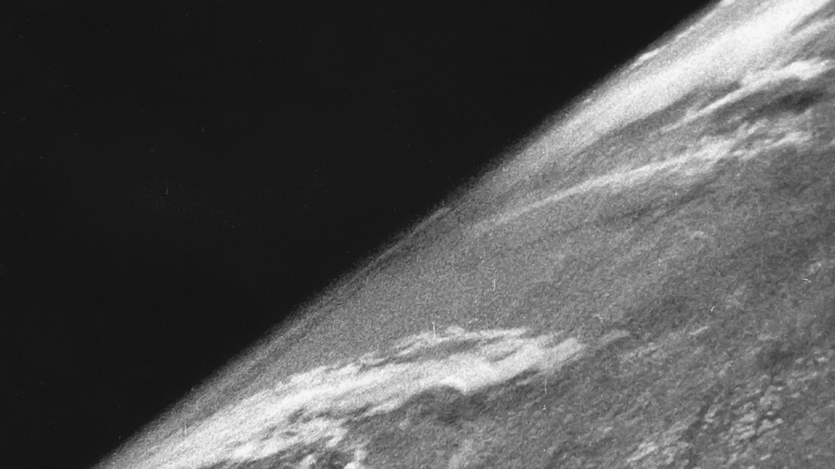 รูปภาพในบทความ ภาพแรกจากอวกาศ