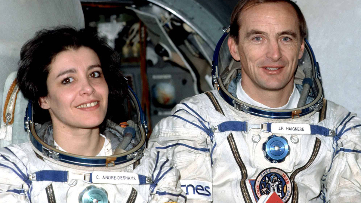 รูปภาพในบทความ ฌ็อง-ปิแยร์ และ โกลดี แอเญอเร สามีภรรยานักบินอวกาศแห่งแดนน้ำหอม